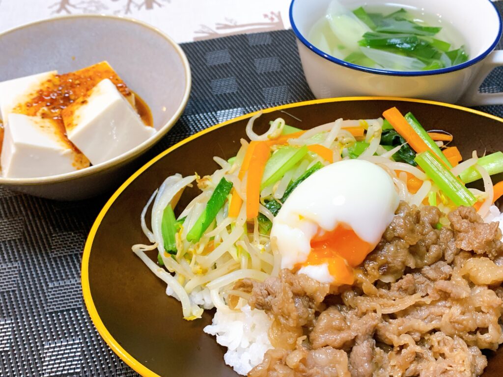 温玉のせビビンバ、粉ラー油だれの冷やっこ、中華スープ