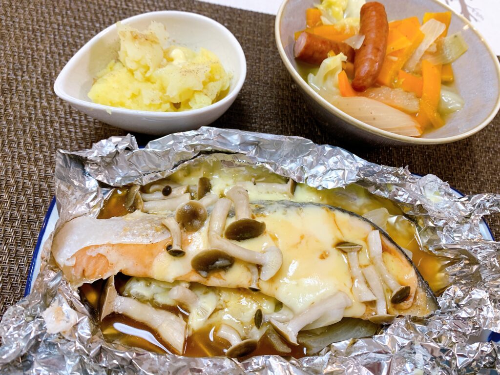 酒のチーズホイル焼き、粗挽きソーセージと野菜のコンソメ煮、じゃが芋のバター