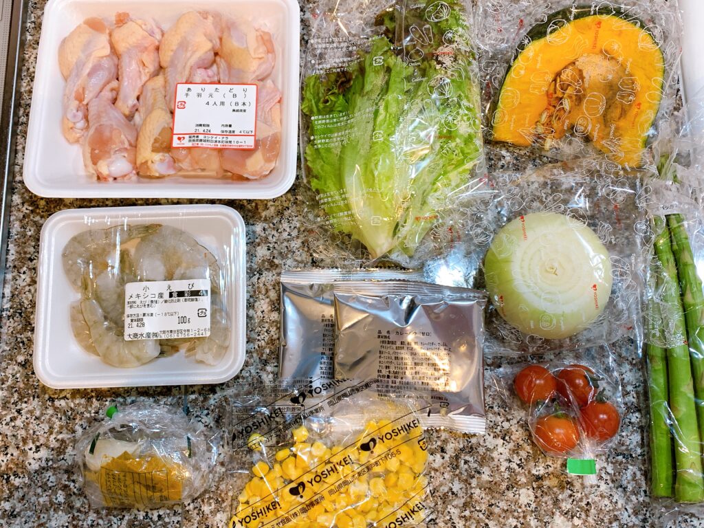 調理前の北海道スープカレー、えびのサラダ